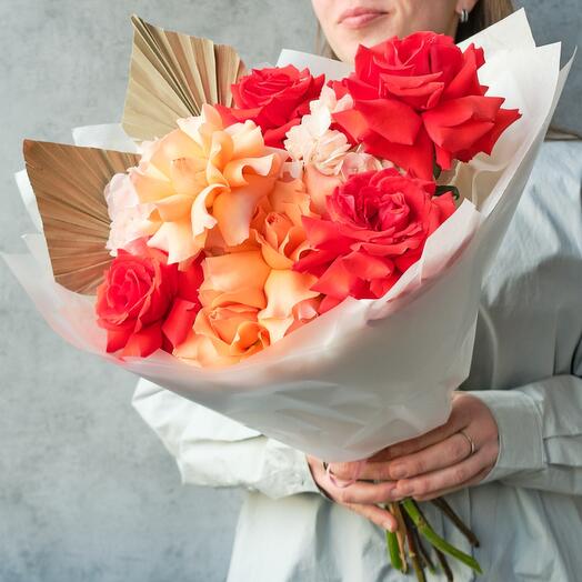 Una mezcla vibrante de rosas francesas Nina y Coral Reef, hortensias