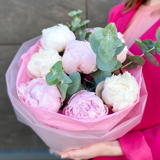 Ramo con peonías blancas y Rosadas y eucalipto