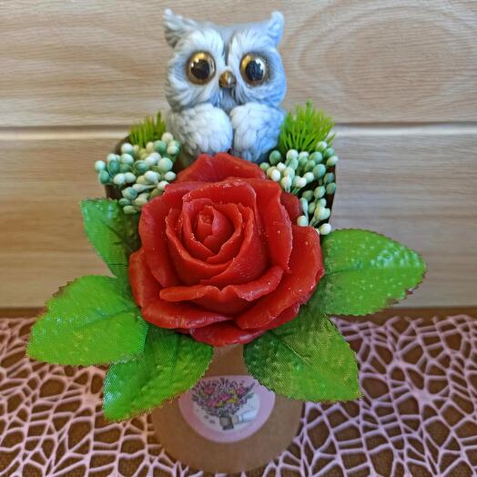 Букет з мила Совеня з червоною трояндою