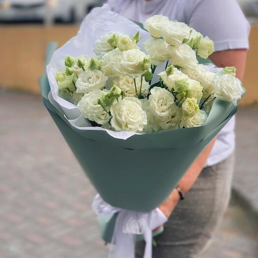 Белая эустома в мятной упаковке