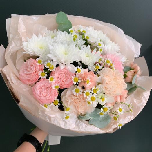Bouquet of roses and chrysanthemums