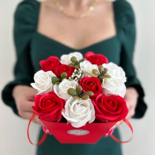 Букет из 13 красно-белых мыльных роз