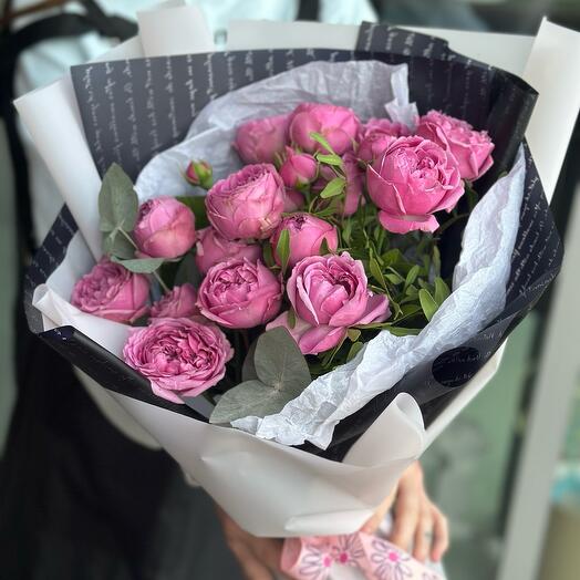 Bouquet of peony-shaped roses