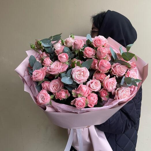 Букет из кустовой пионовидной розы