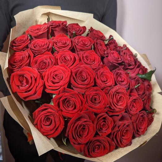 Un ramo de rosas elegantes y fragantes para su amada