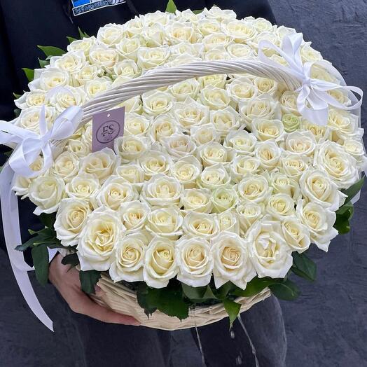 Корзина с белыми розами