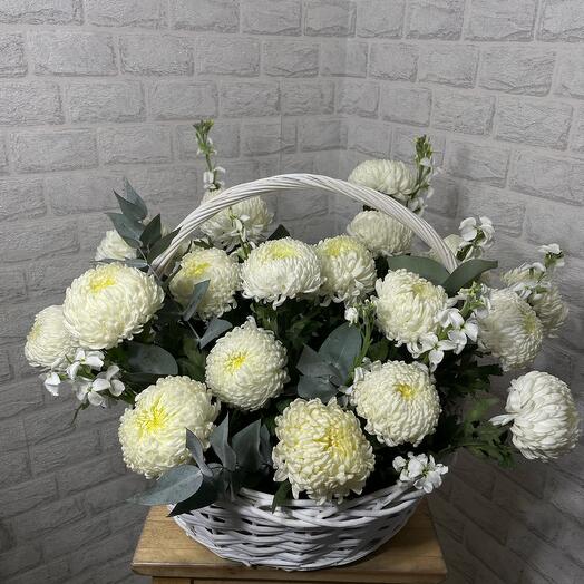 Корзина с хризантемами «Классика»