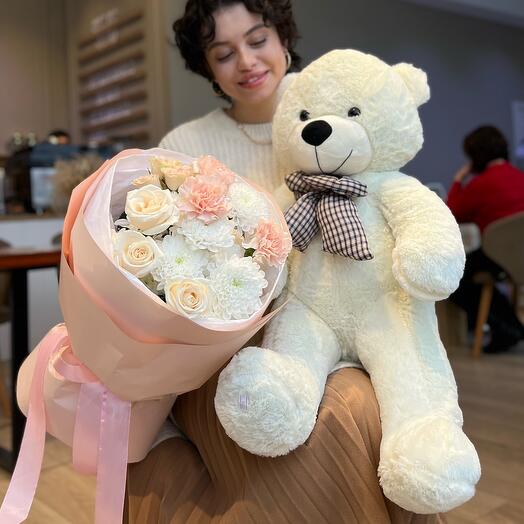 Комбо из нежного букета и игрушки