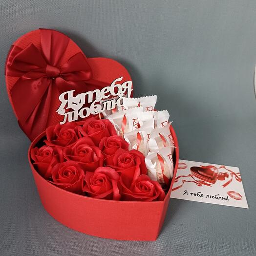 Коробка с Рафаэлло и мыльными розами