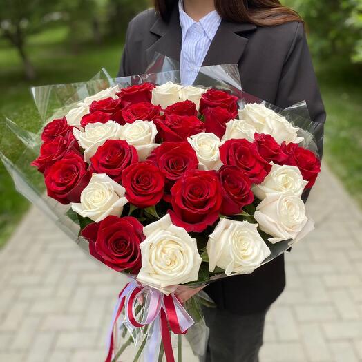 Букет из 35 красных и белых роз (Эквадор)