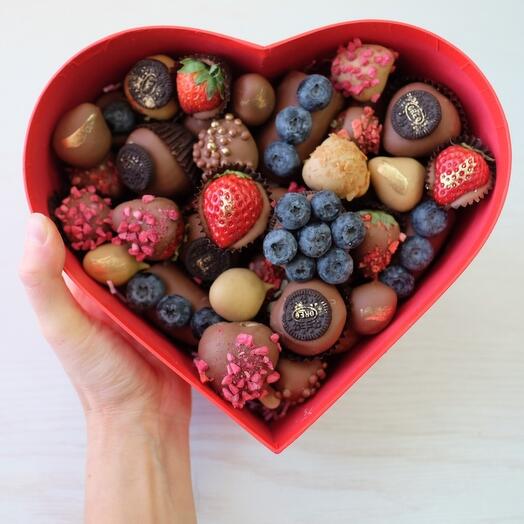 Сердце с клубникой в шоколаде "Орео"