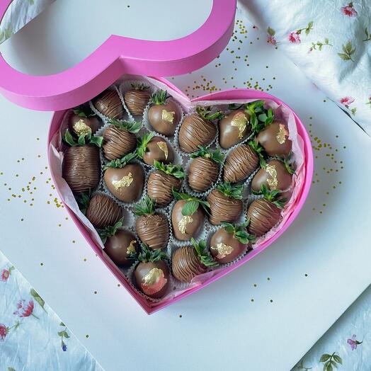 Клубника в шоколаде «Молочная валентинка» (20-26 ягод) на день всех влюбленных