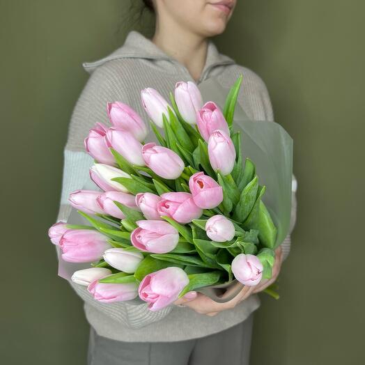 Нежный букет из 25 розовых тюльпанов в упаковке