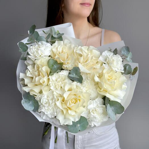 Букет белая французская роза и диантус гвоздика с эвкалиптом