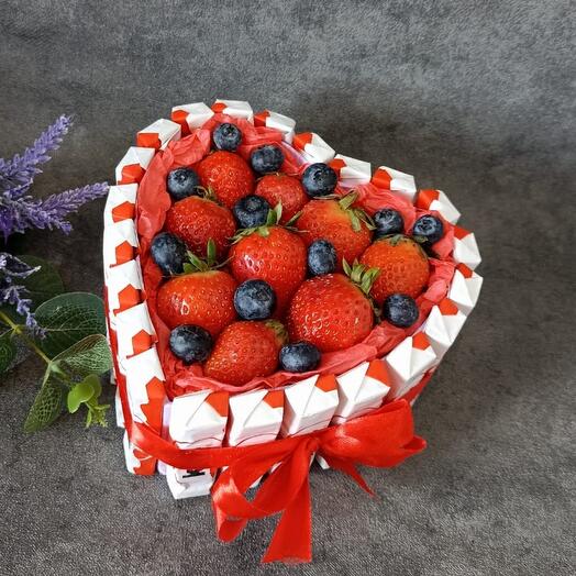 Сердце из шоколада с ягодами
