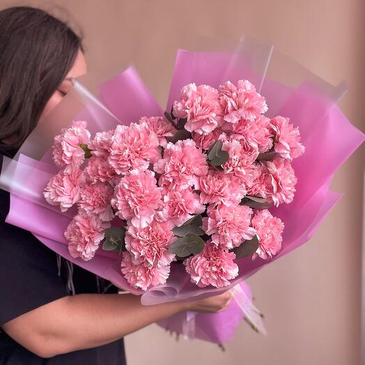Розовые гвоздики с эвкалиптом 25 шт