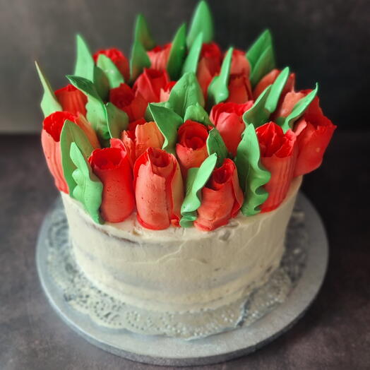 Tarta Red Velvet con compota de fresa y com decoracion de tulipanes de malvavisco