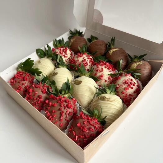 Клубника в шоколаде в коробке 16 штук