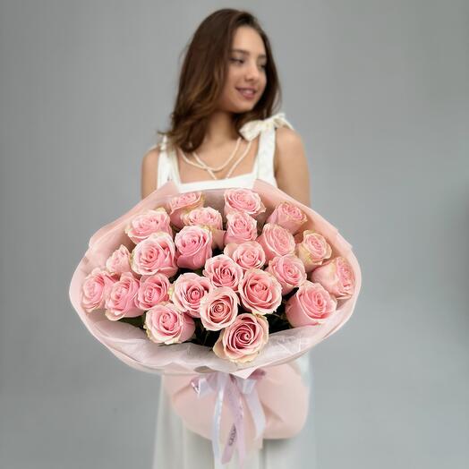 25 розовых роз