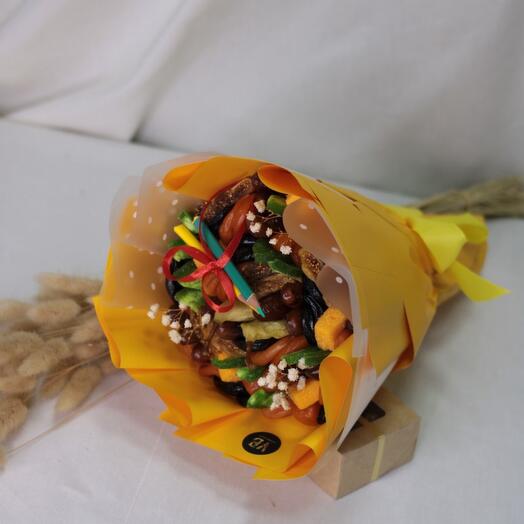 Букет из сухофруктов с карандашами для учителя