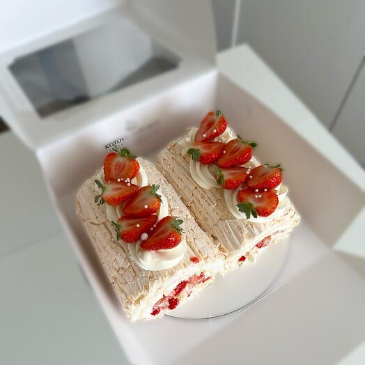 Меренговый рулет с клубникой