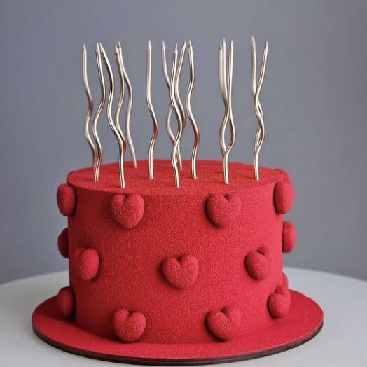 Красный шикарный торт с сердечками