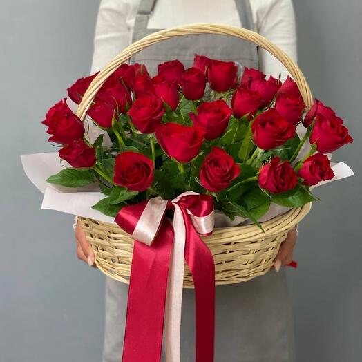 Корзина с 35 импортными розами кения