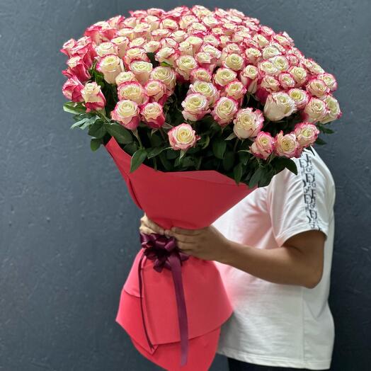A large bouquet of Ecuadorian roses