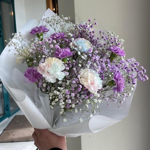 Пушистая гипсофила с лавандовыми и радужными гвоздиками