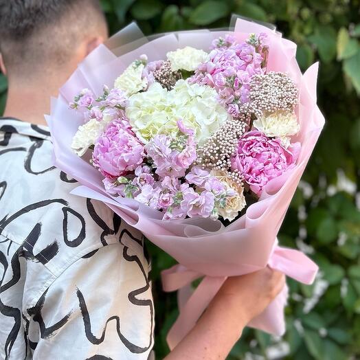 Букет «Лавандовые сны» с пионами и кустовой маттиолой 💜