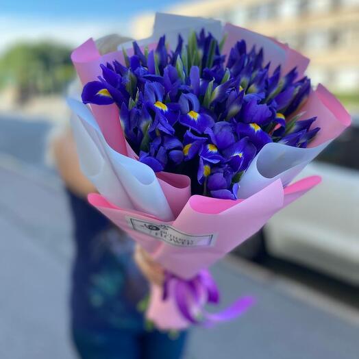 Букет из 21 ириса в упаковке "Крестон"
