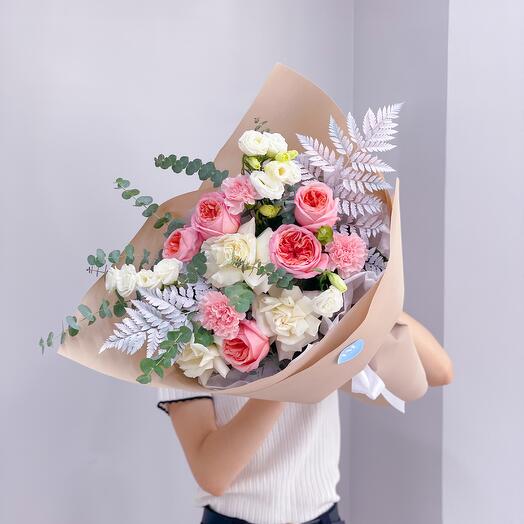 Сборный букет с пионовидными розами