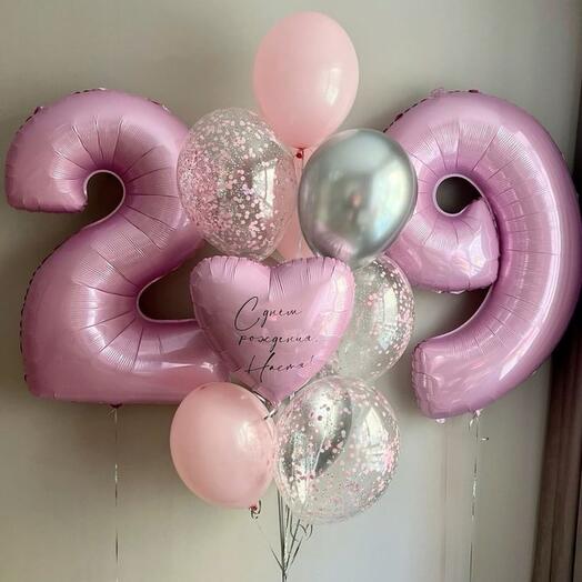 Цифры и фонтан с фольгированным сердцем