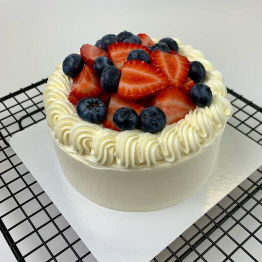 Бенто торт с клубникой, голубикой и рюшами