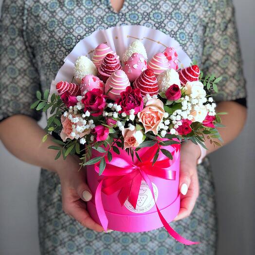 Букет из клубники в бельгийском шоколаде и кустовой розы 🌸