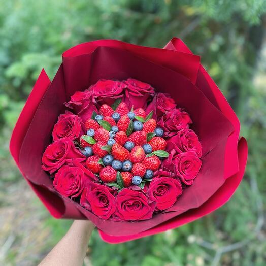 Букет из клубники, голубики и красных роз
