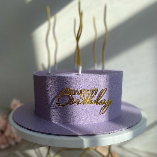 Бархатный торт на день рождения со свечами «happy birthday»