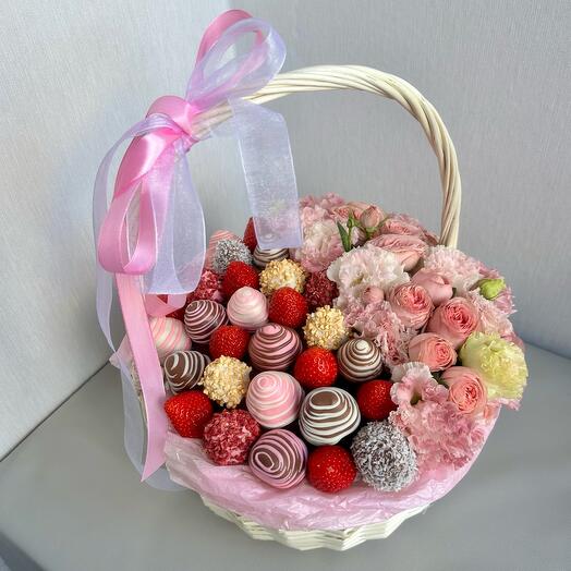 Корзина с цветами и клубникой 🌸