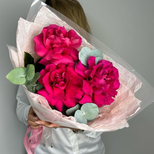 Ramo de 3 rosas carmesí con eucalipto