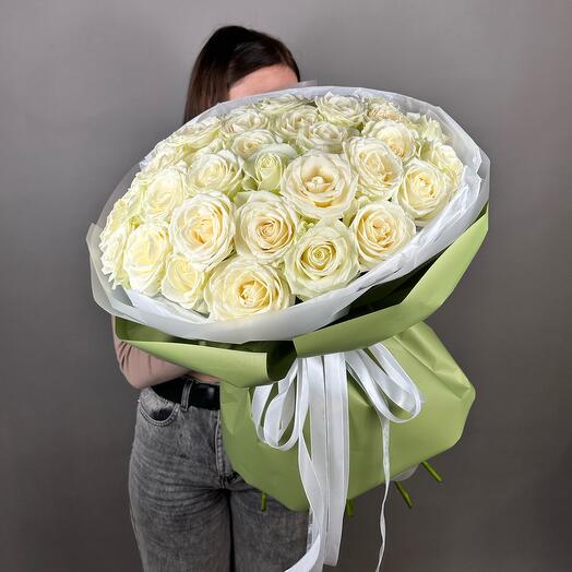 Нежный букет из 35 белых роз