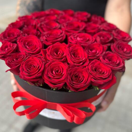 Красные розы в коробке 33 шт
