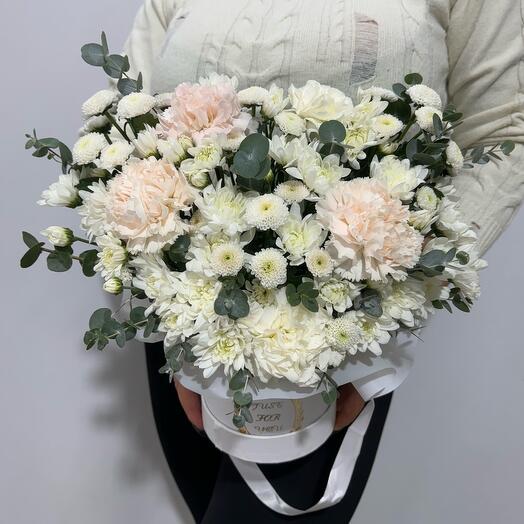 Стойкие цветы в коробке «Помпончик» 🤍 Камелия Flowers Shop