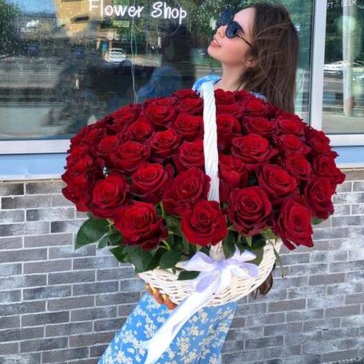 51 роза в корзине