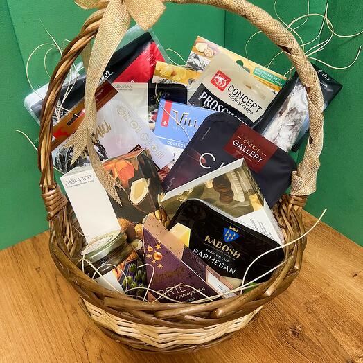 Gift basket with food delicacies