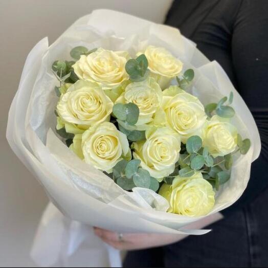 Моно букет из белой розы и эвкалипта