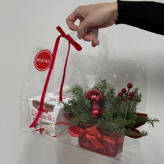 Новогодняя композиция с Raffaello в красном оттенке