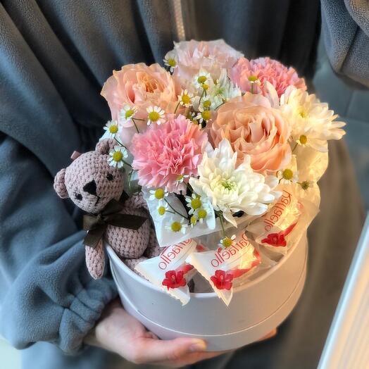 Цветы в коробке с конфетами и мишкой