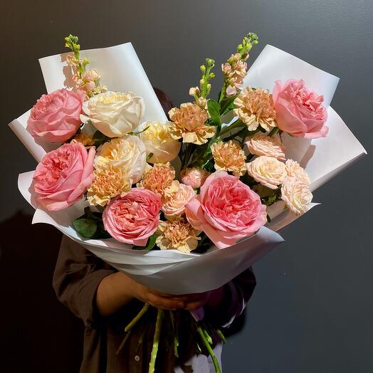 Букет «Предубеждение и гордость» (пионовидная роза, кустовая пион. роза, диантус, ароматная маттиола)