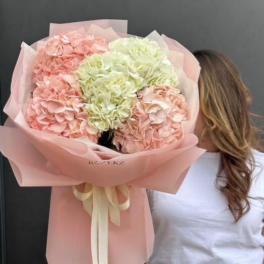 Букет из 5 нежных микс гортензий