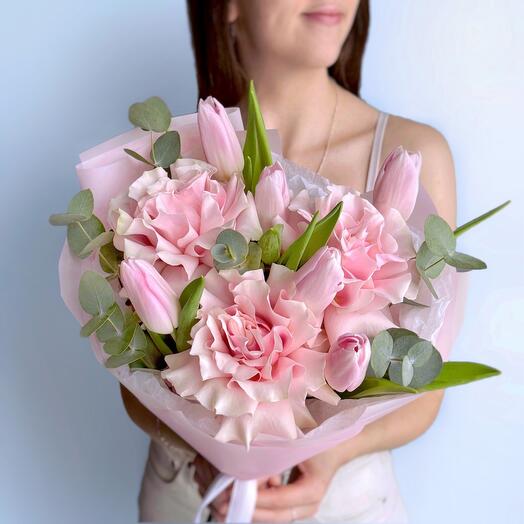 Французские розы и тюльпаны с эвкалиптом нежный букет